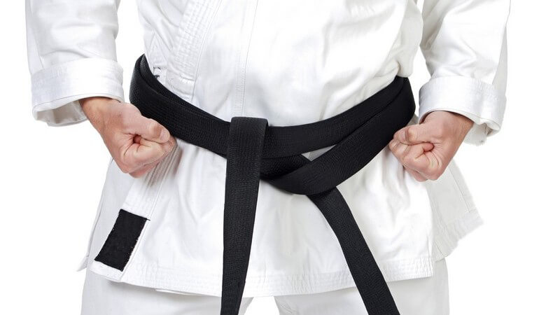 Körperausschnitt Judokämpfer im Anzug und schwarzem Gürtel