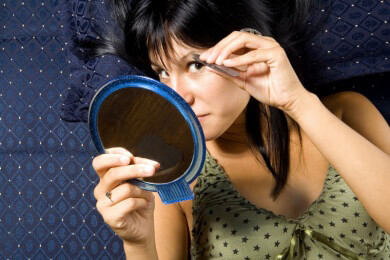 Faden, Rasierer, Pinzette - Augenbrauen können mit verschiedenen Utensilien entfernt werden