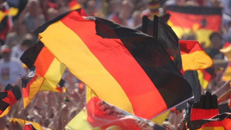 Deutschlandflaggen in einer Menschenmenge