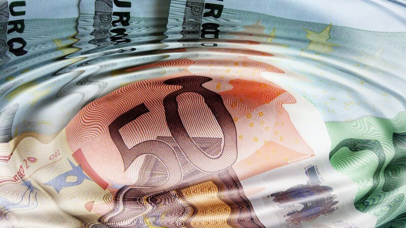 Geld, Euroscheine unter Wasser
