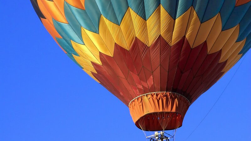 Heißluftballon unter blauem Himmel