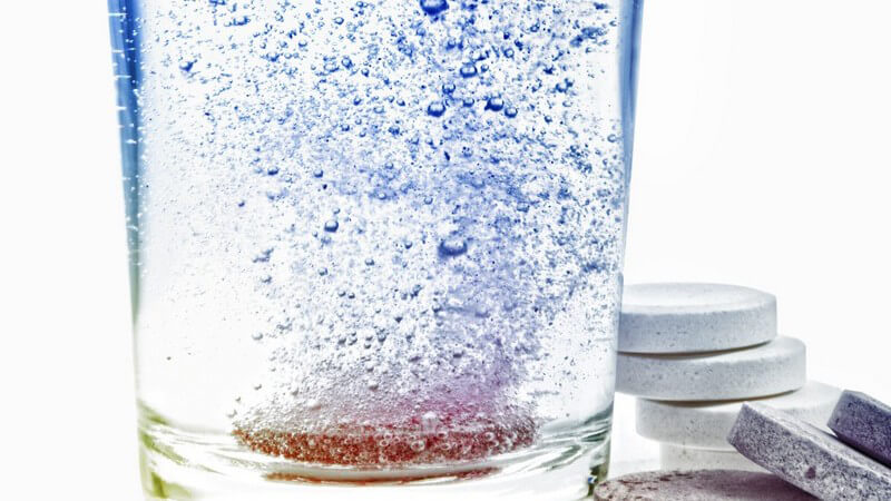 Wasserglas mit Brausetabletten, sprudelndes Wasser