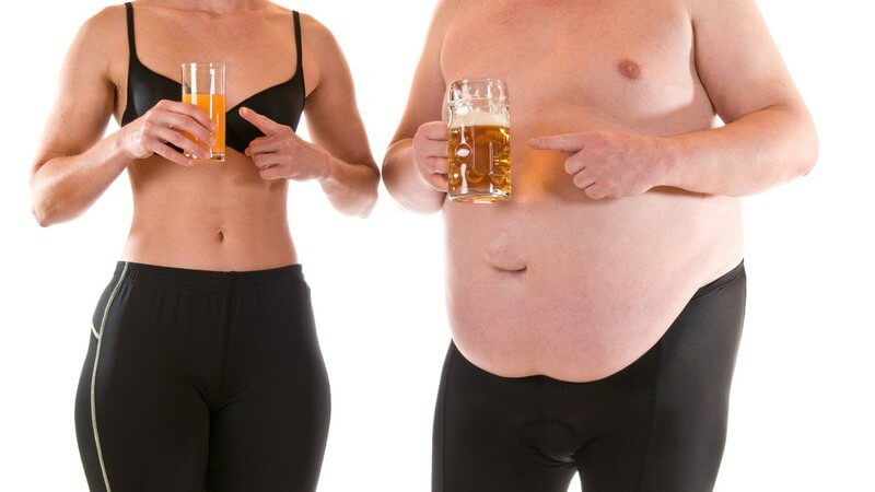 Körperausschnitt schlanke Frau neben dickem Mann, sie mit Saft, er mit Bier