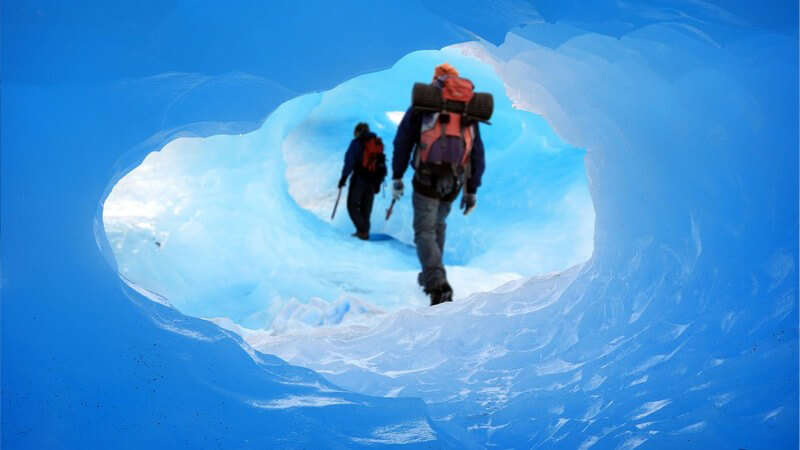 Männer beim Wandern durch Eishöhle