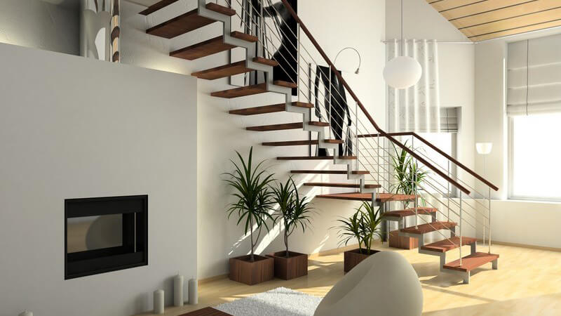 Einsicht modernes Wohnzimmer mit weißen und dunkelbraunen Möbeln, Treppe nach oben