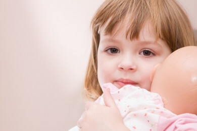 Puppen begeistern Jungen und Mädchen im Alter von vier bis fünf Monaten gleichermaßen