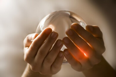 Hartnäckiger Mythos: Das Knacken mit den Fingergelenken führt nicht zu Arthritis