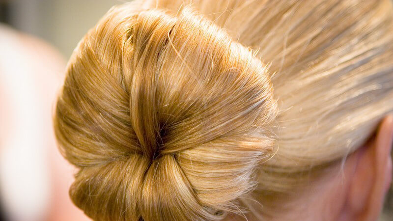 Nahaufnahme Blonder Dutt, Frisur, mit gesundem blonden Haar, Schwiegermutterknoten, Haarknoten
