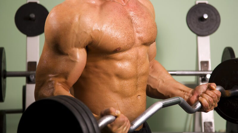 Nahaufnahme männlicher muskulöser Oberkörper, Mann beim Gewichteheben
