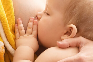 Muttermilch fürs Baby wirkt noch lange nach dem Abstillen positiv