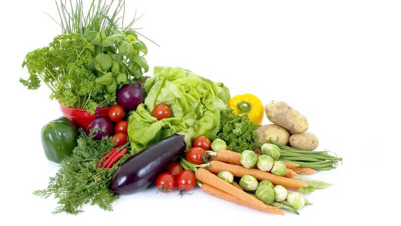 Zutaten - Frisches Gemüse und Kräuter auf weißem Hintergrund