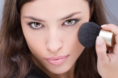 Rouge ist ein sehr beliebtes Mittel, um das Gesicht zu modellieren