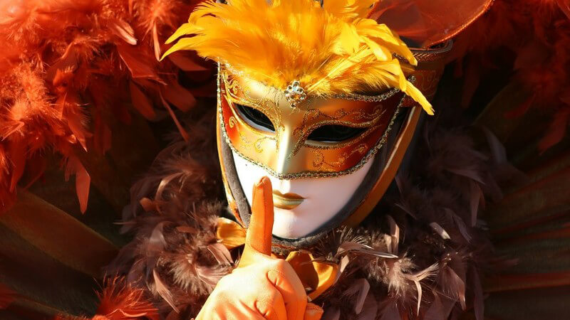 Venezianische Karnevalsmaske in Rottönen