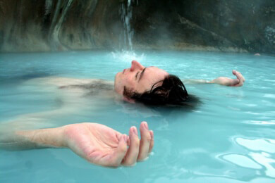 Badekultur in Island - Floating in heißen Quellen und Eisbaden unter Polarlichtern