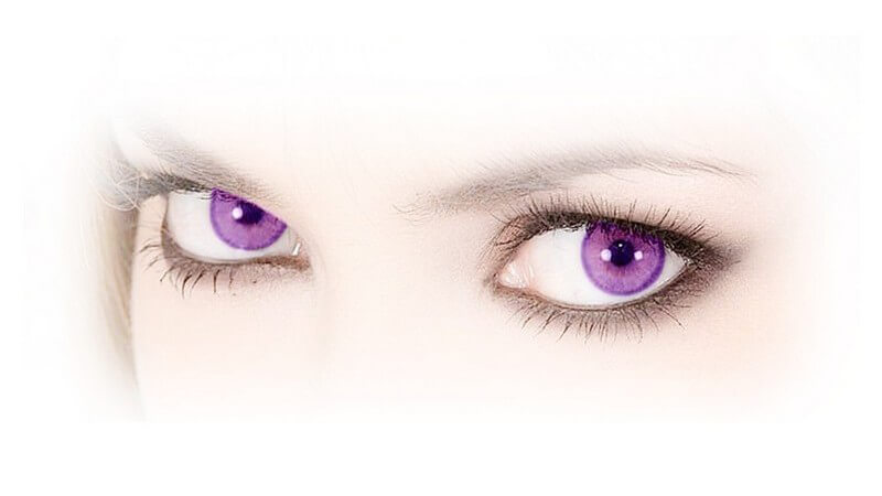 Nahaufnahme Augenpartie einer jungen Frau, geschminkt, mit lila oder violetten Augen (Farbkontaktlinsen)