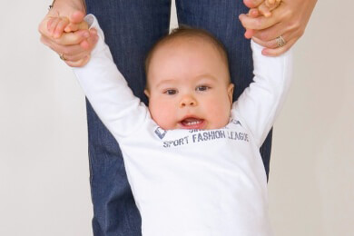 Babys Füße brauchen Freiheit, um ihre Welt zu erobern und keine Lauflernhilfen