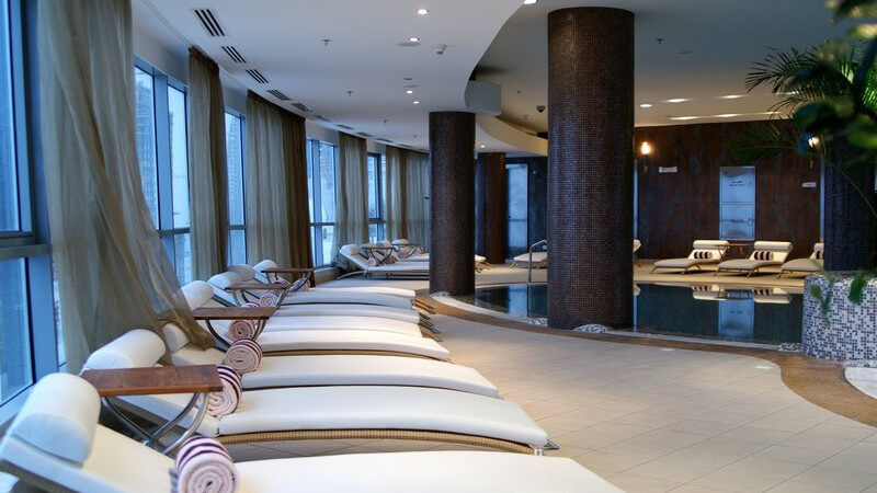 Luxus-Lounge in edelem Schwimmbad, in Hotel, zur Entspannung, helle Liegen, Blick aus Fenster