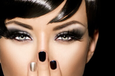 Smokey Eyes können helfen, Schlupflider zu verstecken oder abzumildern