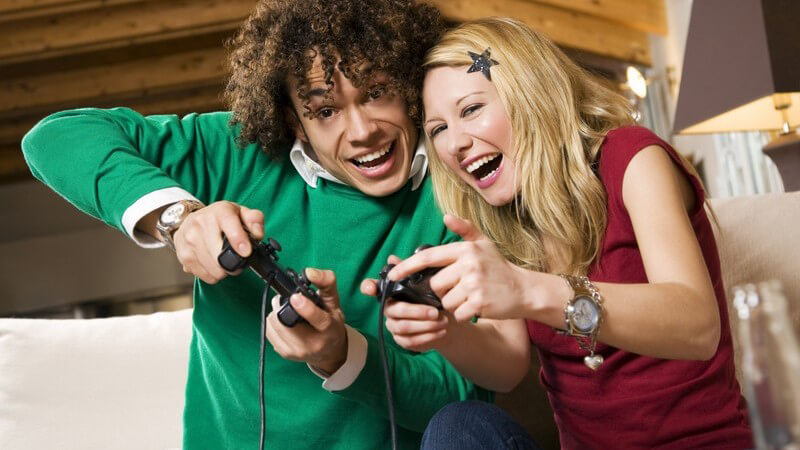 Junges Paar spielt mit der Spielkonsole