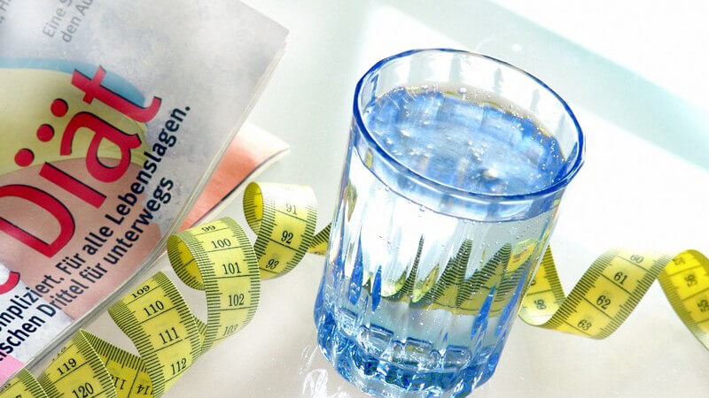 Glas Wasser, Maßband, Ausschnitt Zeitschrift "Diät"