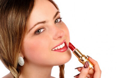 Wet-Look für das ganze Gesicht - Glossige Lippen, Lider und sogar Wangen sind im Frühjahr angesagt