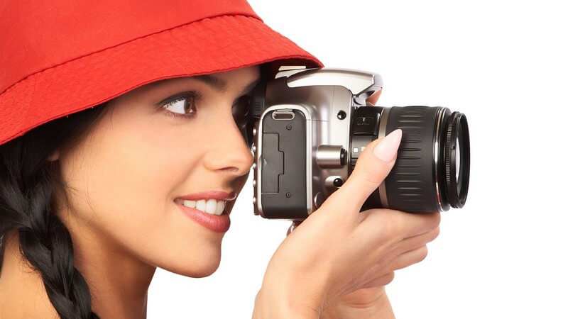 Seitenansicht junge Frau mit rotem Hut fotografiert