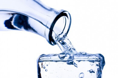 Smartphone zehn Minuten weglegen und eine Tagesration Wasser spenden