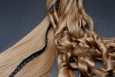 Lange Haare ruhig einmal zu einer verspielten Flechtfrisur binden