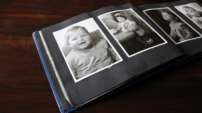 Altes Fotoalbum mit schwarz-weiß Fotos von Babys
