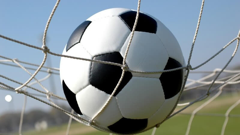 Nahaufnahme Fußball auf Netz im Tor