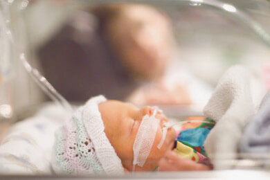 Kangaroo-Care statt Brutkasten: Frühgeborene profitieren von Nähe zur Mutter
