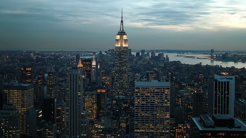 Großstadt - Manhattan Panorama bei Abenddämmerung in New York, viel Beleuchtung