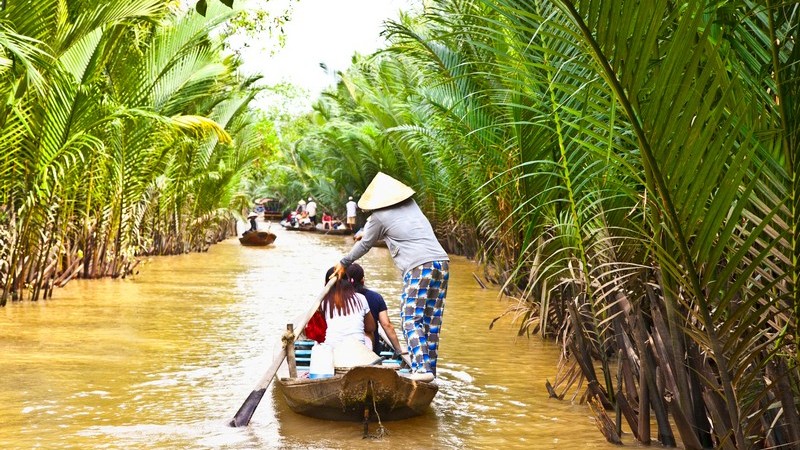Bootsfahrt durch kleine Kanäle im Mekong-Delta in Vietnam