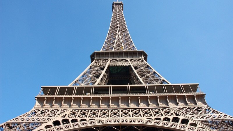 Pariser Eifelturm von unten fotografiert, blauer Himmel
