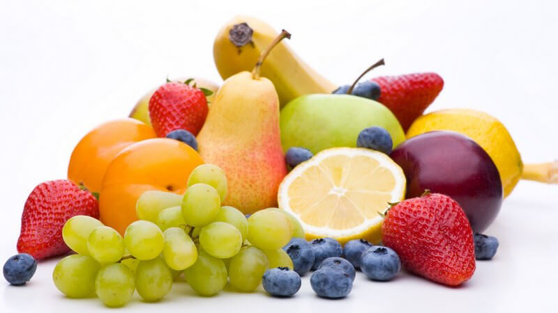 Obst bunt gemischt - Trauben, Erdbeeren, Heidelbeeren, Zitrone, Apfel, Birne, Banane und Aprikosen