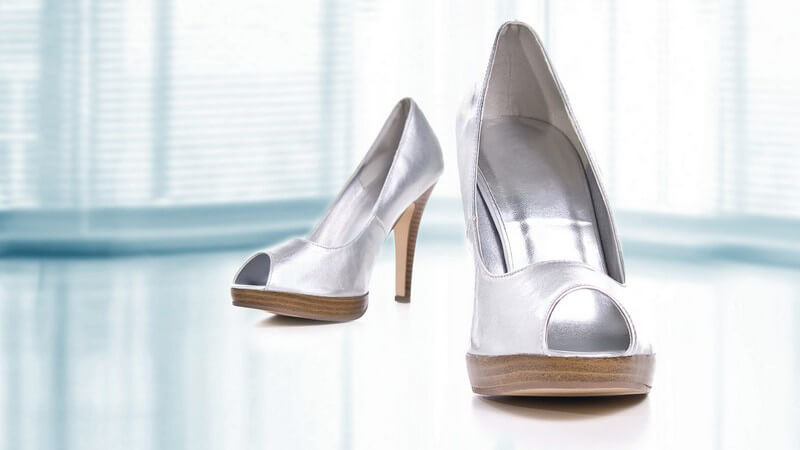 Silberne High Heels auf weißem Boden