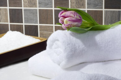 Mit einem kleinem, psychologischen Trick verwenden Hotelgäste ihre Handtücher öfter