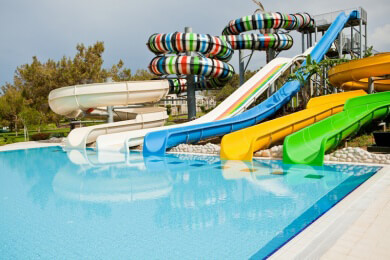 Das Wasser im Schwimmbad ist nicht selten eine gefährliche Mischung aus Chlor und Urin