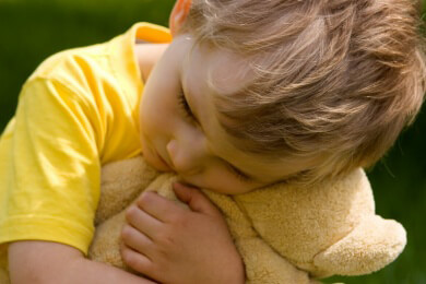 Kinder mit chronischen Schmerzen: Immer an Therapiealternativen ohne Medikamente denken
