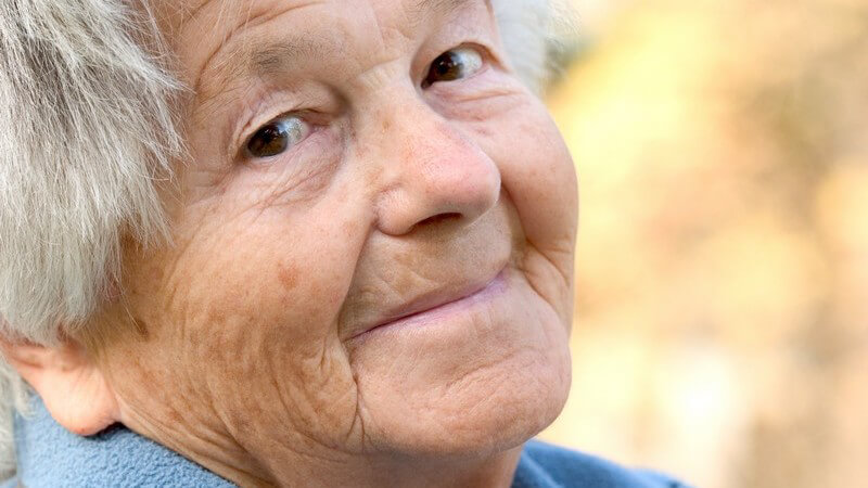 Ältere Frau lächelt in Kamera