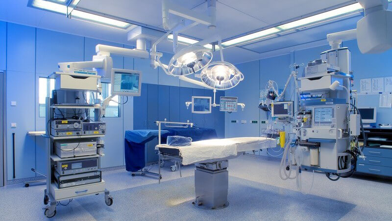 Leerer Operationssaal mit Liege und verschiedenen Geräten