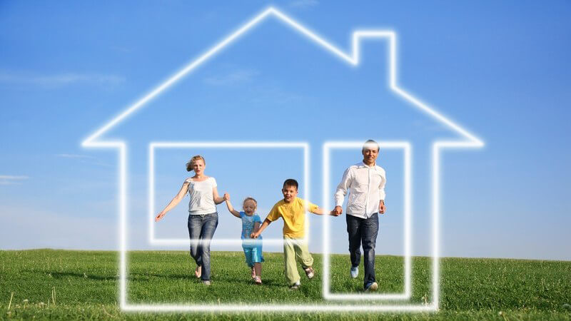 Grafik Bearbeitetes Bild Familie auf Wiese mit imaginärem Haus oder Eigenheim