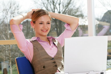 Frauen sitzen gerne vor dem Computer