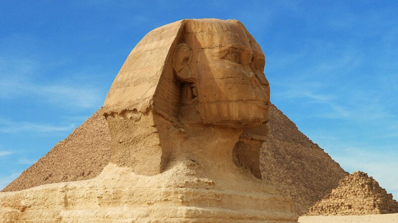 Statue Große Sphinx von Gizeh in Ägypten unter blauem Himmel