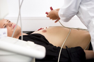 Kryptogener Hirninfarkt: Unerklärliche Schlaganfälle durch implantierten Herzmonitor sichtbar?