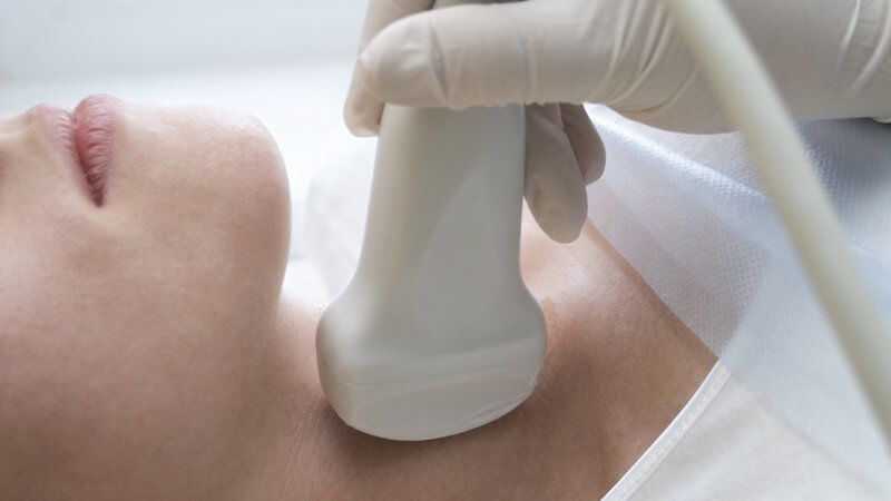 Nahaufnahme Ultraschallgerät auf Hals einer Frau