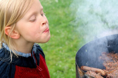 Sicher Grillen mit Kindern - Tipps, um Unfälle zu vermeiden