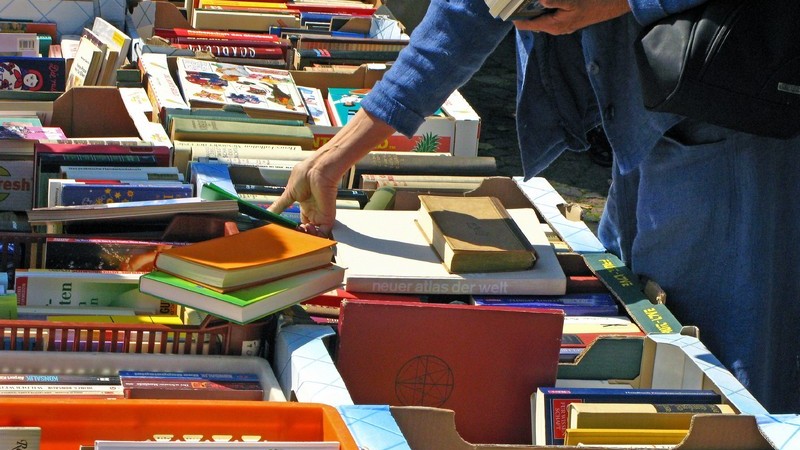 Nahaufnahme Flohmarktstand mit Büchern