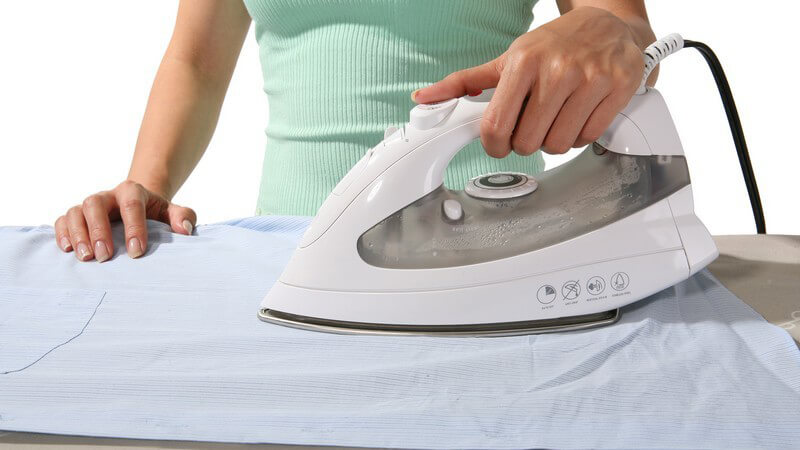 Nahaufnahme Frau beim Bügeln
