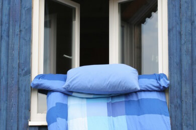 Ist ein geöffnetes oder geschlossenes Fenster besser für ein gesundes Schlafklima?